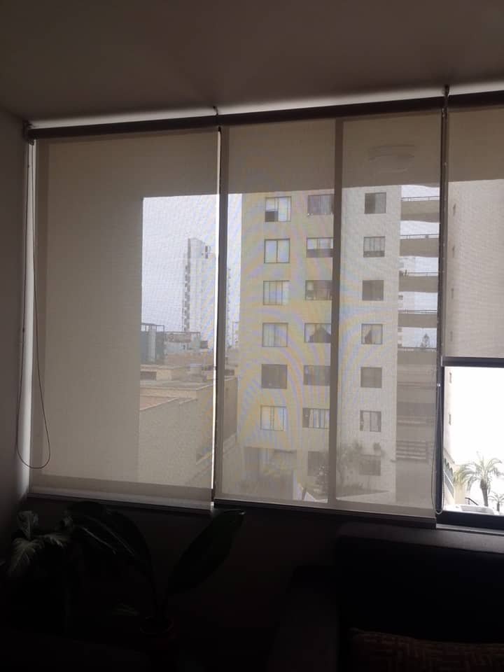 Cómo se realiza la limpieza de cortinas roller con desmontaje