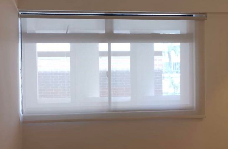 Nuestro servicio de limpieza de cortinas roller a domicilio